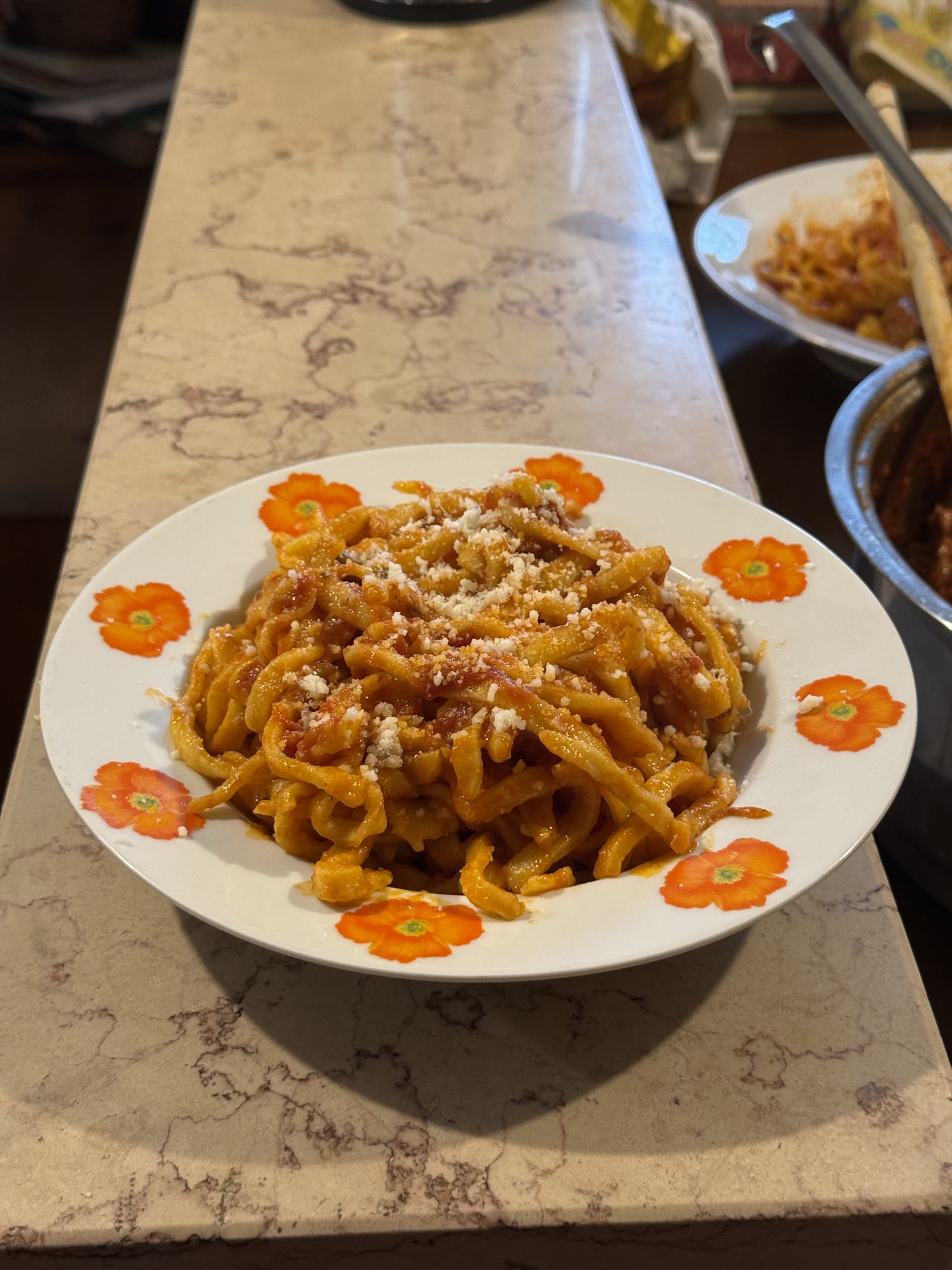 Piatto di fettuccine all'uovo condite col sugo alla zagarolese e pecorino